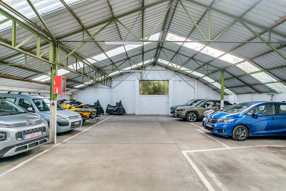 Intelprijs vanaf 695.000 Euro. Elk bod wordt ernstig overwogen.
Deze veelzijdige halfopen bebouwing biedt een unieke combinatie van wonen, werken en investeren. Dankzij de ruime woning, magazijnruimtes en talrijke parkeerplaatsen is dit eigendom uitermate