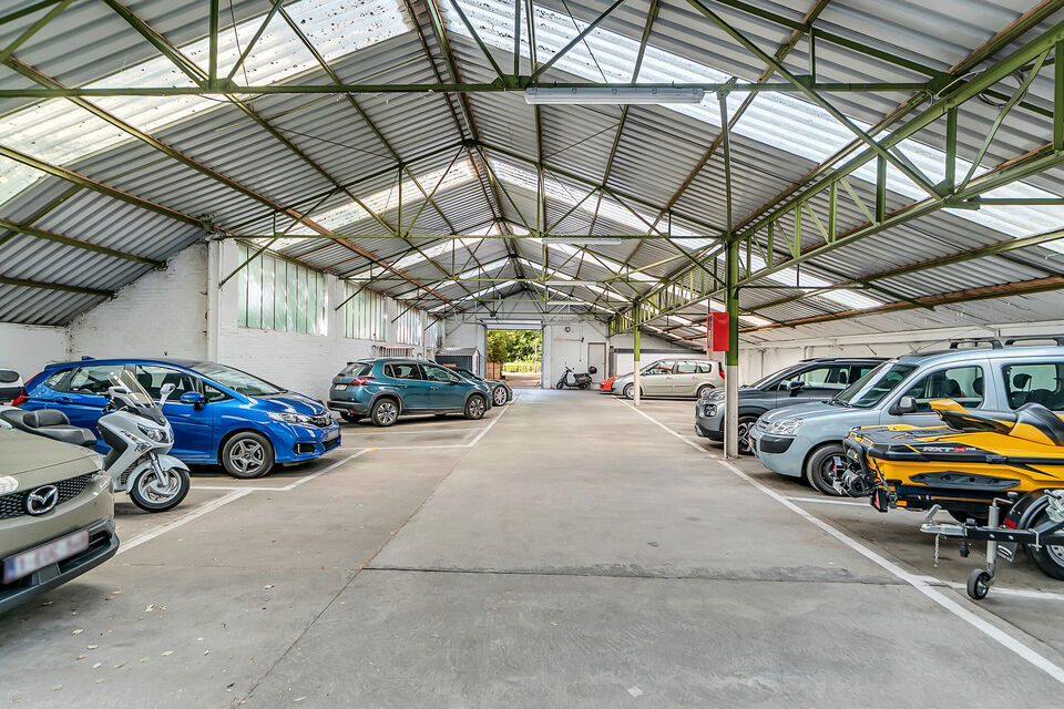 Intelprijs vanaf 695.000 Euro. Elk bod wordt ernstig overwogen.
Deze veelzijdige halfopen bebouwing biedt een unieke combinatie van wonen, werken en investeren. Dankzij de ruime woning, magazijnruimtes en talrijke parkeerplaatsen is dit eigendom uitermate