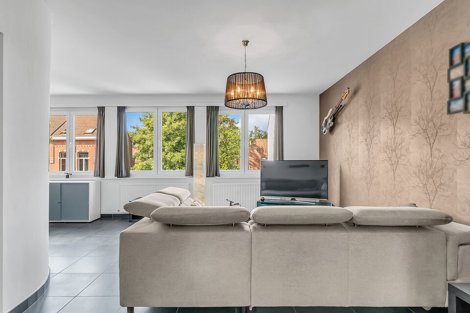 Intelprijs vanaf 695.000 Euro. Elk bod wordt ernstig overwogen.
Deze veelzijdige halfopen bebouwing biedt een unieke combinatie van wonen, werken en investeren. Dankzij de ruime woning, magazijnruimtes en talrijke parkeerplaatsen is dit eigendom uitermate
