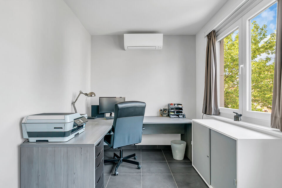 Intelprijs vanaf 695.000 Euro. Elk bod wordt ernstig overwogen.
Deze veelzijdige halfopen bebouwing biedt een unieke combinatie van wonen, werken en investeren. Dankzij de ruime woning, magazijnruimtes en talrijke parkeerplaatsen is dit eigendom uitermate