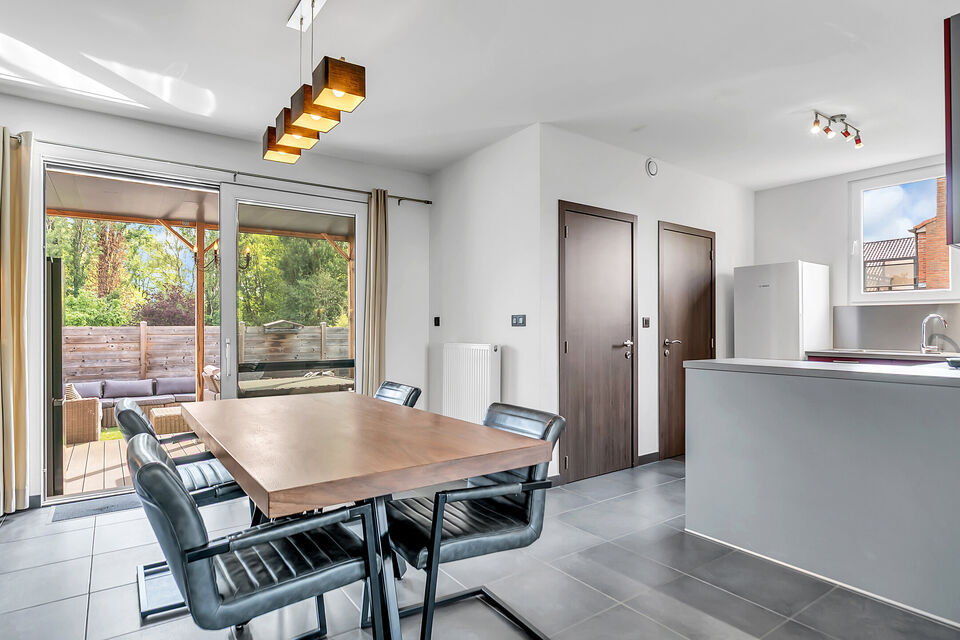 Intelprijs vanaf 695.000 Euro. Elk bod wordt ernstig overwogen.
Deze veelzijdige halfopen bebouwing biedt een unieke combinatie van wonen, werken en investeren. Dankzij de ruime woning, magazijnruimtes en talrijke parkeerplaatsen is dit eigendom uitermate