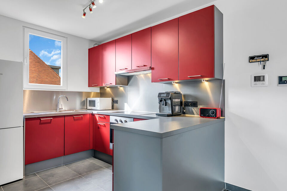 Intelprijs vanaf 695.000 Euro. Elk bod wordt ernstig overwogen.
Deze veelzijdige halfopen bebouwing biedt een unieke combinatie van wonen, werken en investeren. Dankzij de ruime woning, magazijnruimtes en talrijke parkeerplaatsen is dit eigendom uitermate