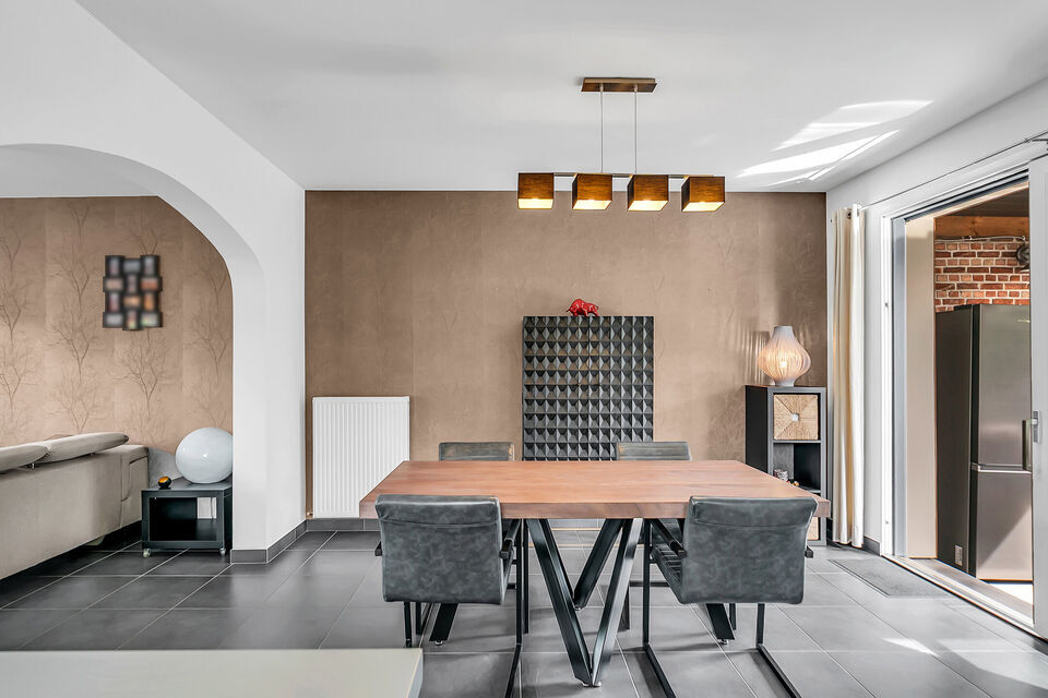 Intelprijs vanaf 695.000 Euro. Elk bod wordt ernstig overwogen.
Deze veelzijdige halfopen bebouwing biedt een unieke combinatie van wonen, werken en investeren. Dankzij de ruime woning, magazijnruimtes en talrijke parkeerplaatsen is dit eigendom uitermate
