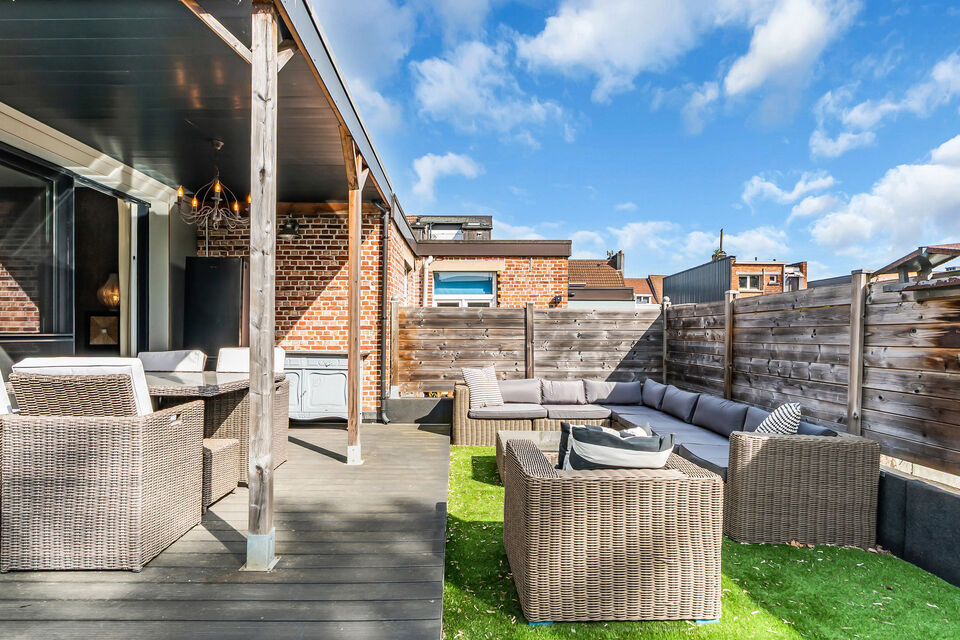 Intelprijs vanaf 695.000 Euro. Elk bod wordt ernstig overwogen.
Deze veelzijdige halfopen bebouwing biedt een unieke combinatie van wonen, werken en investeren. Dankzij de ruime woning, magazijnruimtes en talrijke parkeerplaatsen is dit eigendom uitermate