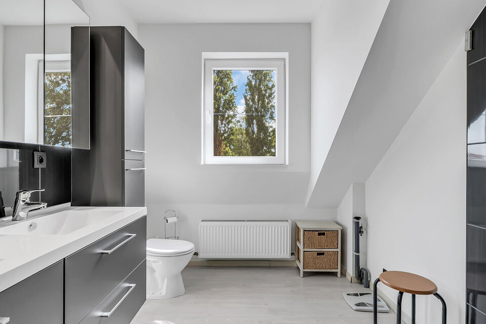 Intelprijs vanaf 695.000 Euro. Elk bod wordt ernstig overwogen.
Deze veelzijdige halfopen bebouwing biedt een unieke combinatie van wonen, werken en investeren. Dankzij de ruime woning, magazijnruimtes en talrijke parkeerplaatsen is dit eigendom uitermate