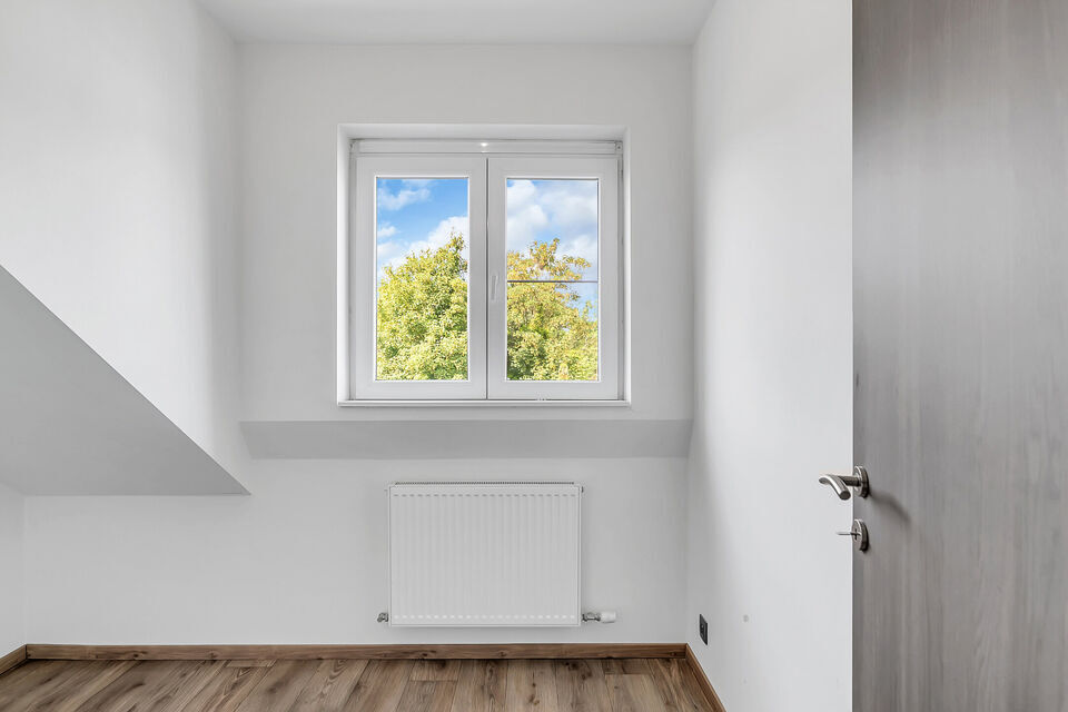Intelprijs vanaf 695.000 Euro. Elk bod wordt ernstig overwogen.
Deze veelzijdige halfopen bebouwing biedt een unieke combinatie van wonen, werken en investeren. Dankzij de ruime woning, magazijnruimtes en talrijke parkeerplaatsen is dit eigendom uitermate