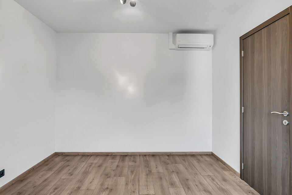 Intelprijs vanaf 695.000 Euro. Elk bod wordt ernstig overwogen.
Deze veelzijdige halfopen bebouwing biedt een unieke combinatie van wonen, werken en investeren. Dankzij de ruime woning, magazijnruimtes en talrijke parkeerplaatsen is dit eigendom uitermate