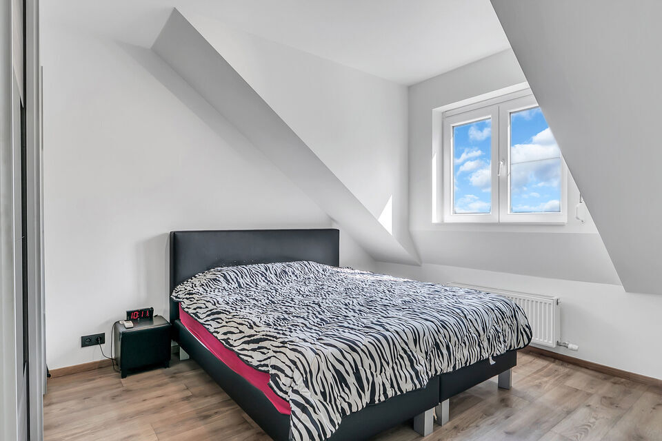 Intelprijs vanaf 695.000 Euro. Elk bod wordt ernstig overwogen.
Deze veelzijdige halfopen bebouwing biedt een unieke combinatie van wonen, werken en investeren. Dankzij de ruime woning, magazijnruimtes en talrijke parkeerplaatsen is dit eigendom uitermate