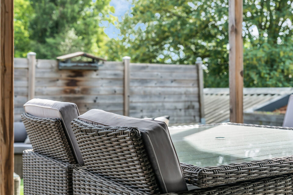 Intelprijs vanaf 695.000 Euro. Elk bod wordt ernstig overwogen.
Deze veelzijdige halfopen bebouwing biedt een unieke combinatie van wonen, werken en investeren. Dankzij de ruime woning, magazijnruimtes en talrijke parkeerplaatsen is dit eigendom uitermate