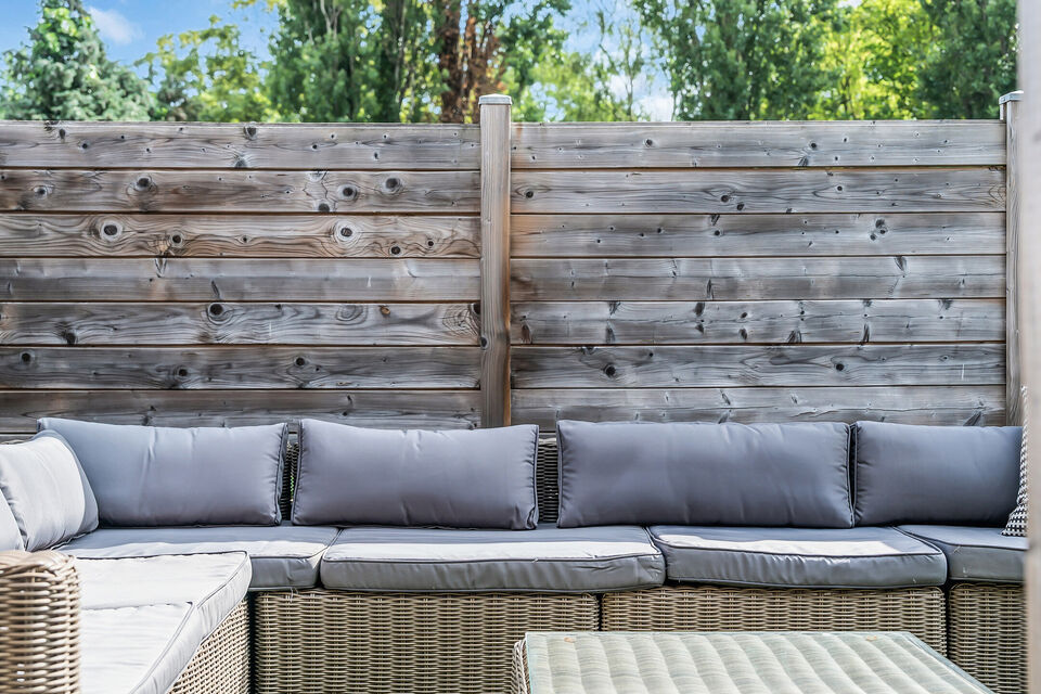 Intelprijs vanaf 695.000 Euro. Elk bod wordt ernstig overwogen.
Deze veelzijdige halfopen bebouwing biedt een unieke combinatie van wonen, werken en investeren. Dankzij de ruime woning, magazijnruimtes en talrijke parkeerplaatsen is dit eigendom uitermate