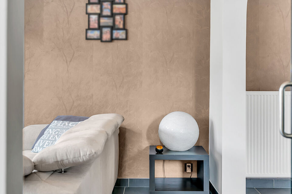 Intelprijs vanaf 695.000 Euro. Elk bod wordt ernstig overwogen.
Deze veelzijdige halfopen bebouwing biedt een unieke combinatie van wonen, werken en investeren. Dankzij de ruime woning, magazijnruimtes en talrijke parkeerplaatsen is dit eigendom uitermate
