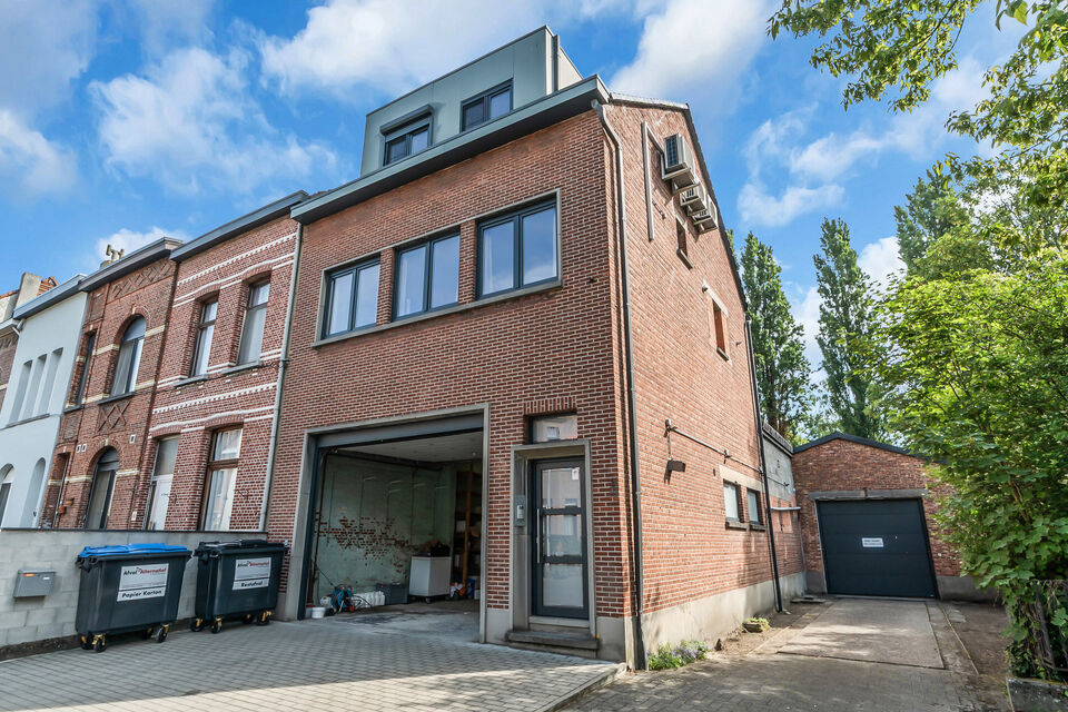 Intelprijs vanaf 695.000 Euro. Elk bod wordt ernstig overwogen.
Deze veelzijdige halfopen bebouwing biedt een unieke combinatie van wonen, werken en investeren. Dankzij de ruime woning, magazijnruimtes en talrijke parkeerplaatsen is dit eigendom uitermate