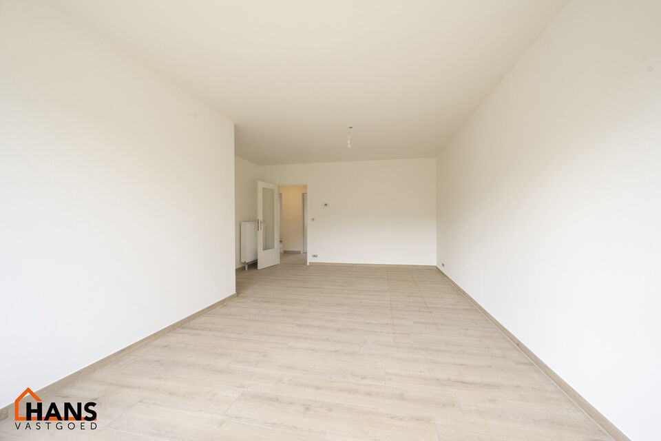 Mooi gerenoveerd appartement gelegen op de gelijkvloerse verdieping.
Inkomhal met vestiairekast en apart toilet; badkamer met inloopdouche en lavabomeubel met spiegelkast; 2 slaapkamers (1 grote en 1 kleinere) waarvan 1 toegang geeft tot de tuin;
woonkame