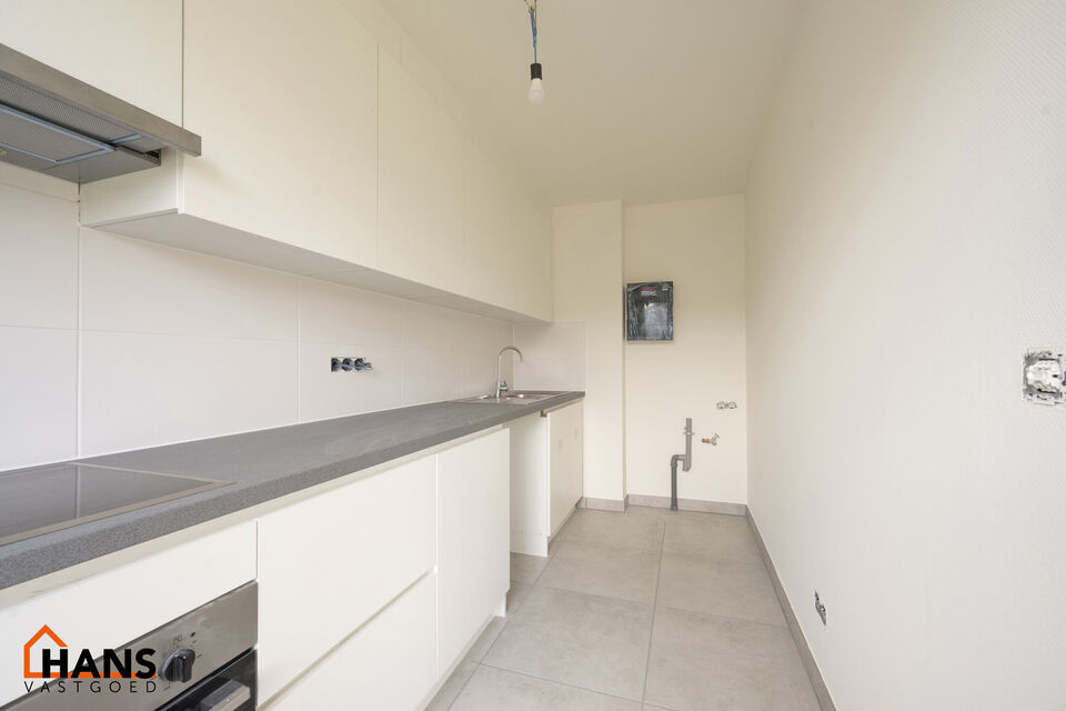 Mooi gerenoveerd appartement gelegen op de gelijkvloerse verdieping.
Inkomhal met vestiairekast en apart toilet; badkamer met inloopdouche en lavabomeubel met spiegelkast; 2 slaapkamers (1 grote en 1 kleinere) waarvan 1 toegang geeft tot de tuin;
woonkame