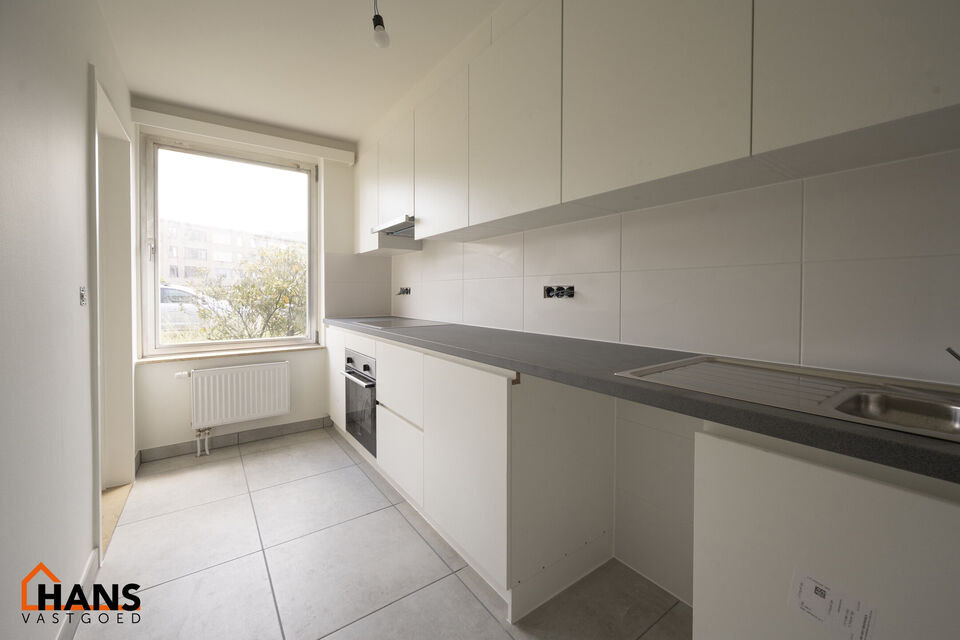 Mooi gerenoveerd appartement gelegen op de gelijkvloerse verdieping.
Inkomhal met vestiairekast en apart toilet; badkamer met inloopdouche en lavabomeubel met spiegelkast; 2 slaapkamers (1 grote en 1 kleinere) waarvan 1 toegang geeft tot de tuin;
woonkame