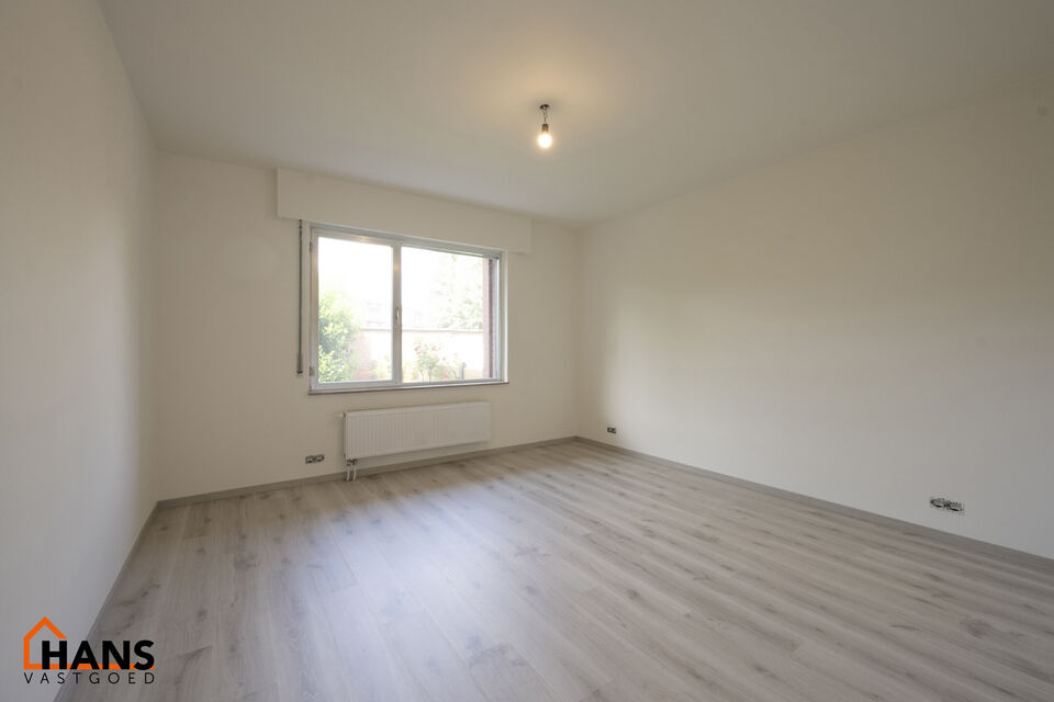 Mooi gerenoveerd appartement gelegen op de gelijkvloerse verdieping.
Inkomhal met vestiairekast en apart toilet; badkamer met inloopdouche en lavabomeubel met spiegelkast; 2 slaapkamers (1 grote en 1 kleinere) waarvan 1 toegang geeft tot de tuin;
woonkame