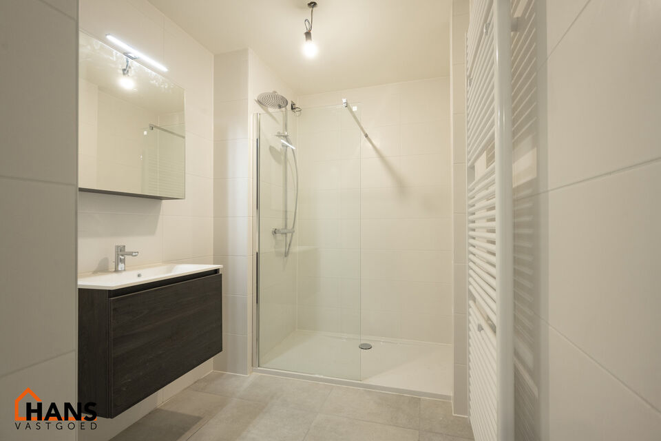 Mooi gerenoveerd appartement gelegen op de gelijkvloerse verdieping.
Inkomhal met vestiairekast en apart toilet; badkamer met inloopdouche en lavabomeubel met spiegelkast; 2 slaapkamers (1 grote en 1 kleinere) waarvan 1 toegang geeft tot de tuin;
woonkame