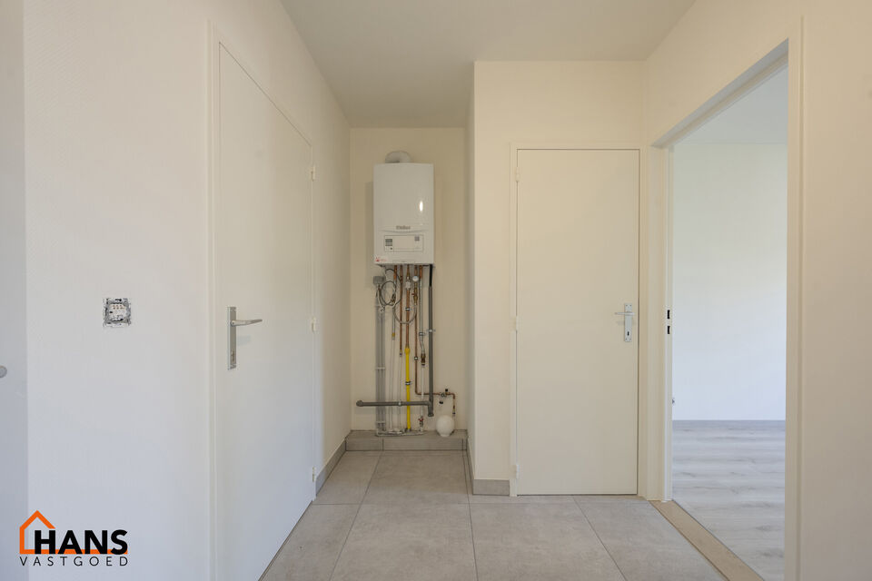 Mooi gerenoveerd appartement gelegen op de gelijkvloerse verdieping.
Inkomhal met vestiairekast en apart toilet; badkamer met inloopdouche en lavabomeubel met spiegelkast; 2 slaapkamers (1 grote en 1 kleinere) waarvan 1 toegang geeft tot de tuin;
woonkame