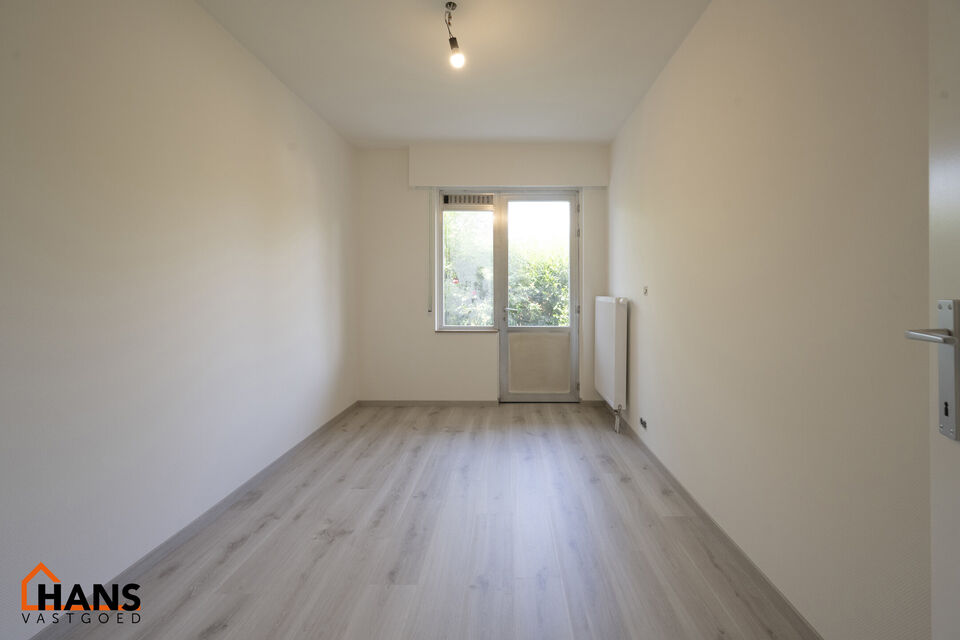 Mooi gerenoveerd appartement gelegen op de gelijkvloerse verdieping.
Inkomhal met vestiairekast en apart toilet; badkamer met inloopdouche en lavabomeubel met spiegelkast; 2 slaapkamers (1 grote en 1 kleinere) waarvan 1 toegang geeft tot de tuin;
woonkame