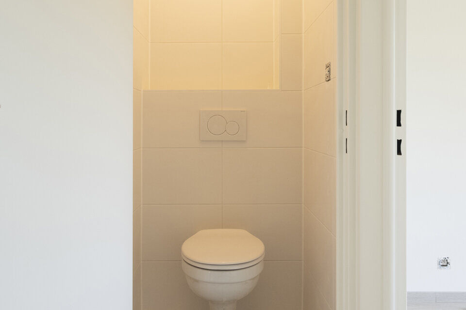 Mooi gerenoveerd appartement gelegen op de gelijkvloerse verdieping.
Inkomhal met vestiairekast en apart toilet; badkamer met inloopdouche en lavabomeubel met spiegelkast; 2 slaapkamers (1 grote en 1 kleinere) waarvan 1 toegang geeft tot de tuin;
woonkame
