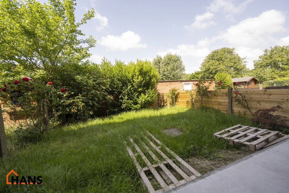Mooi gerenoveerd appartement gelegen op de gelijkvloerse verdieping.
Inkomhal met vestiairekast en apart toilet; badkamer met inloopdouche en lavabomeubel met spiegelkast; 2 slaapkamers (1 grote en 1 kleinere) waarvan 1 toegang geeft tot de tuin;
woonkame
