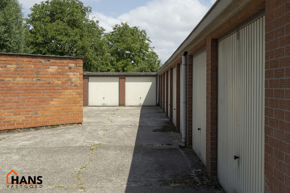 Mooi gerenoveerd appartement gelegen op de gelijkvloerse verdieping.
Inkomhal met vestiairekast en apart toilet; badkamer met inloopdouche en lavabomeubel met spiegelkast; 2 slaapkamers (1 grote en 1 kleinere) waarvan 1 toegang geeft tot de tuin;
woonkame