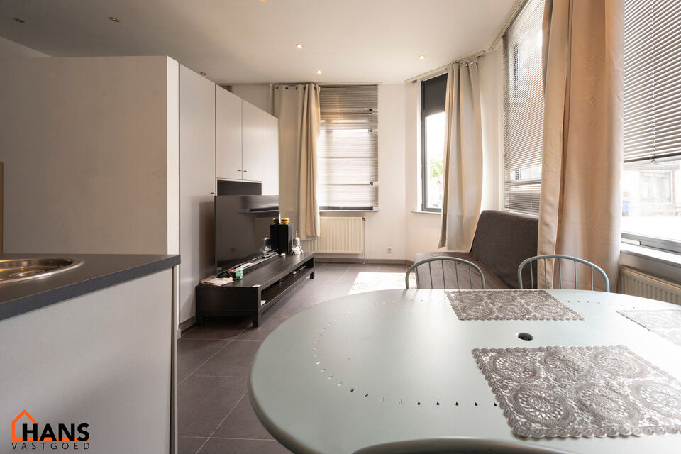 Leefruimte; ingebouwde kast; open kitchenette met aansluitende eethoek; badkamer met douche, wastafel in meubel en toilet; slaapkamer en berging.  Er kan gebruik gemaakt worden van de naastliggende fietsenberging.

Geen gemeenschappelijke kosten.
Beschikb
