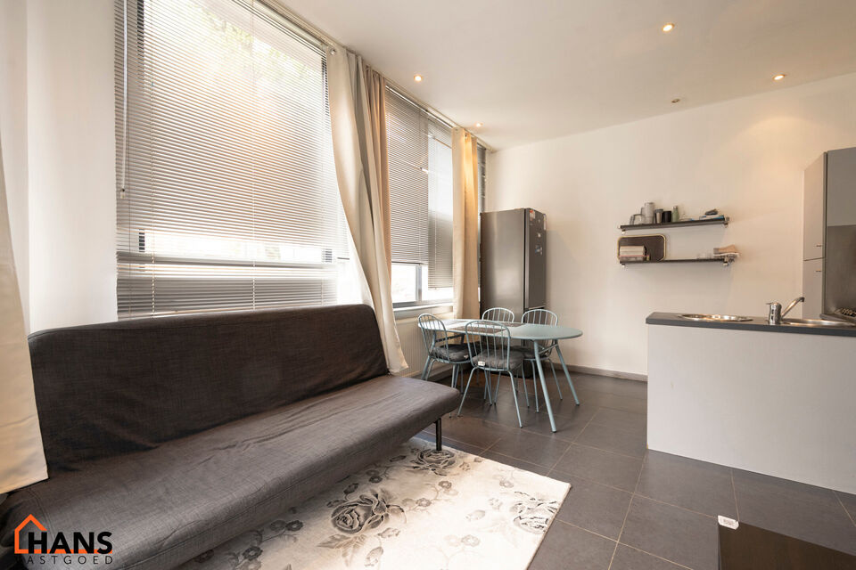Leefruimte; ingebouwde kast; open kitchenette met aansluitende eethoek; badkamer met douche, wastafel in meubel en toilet; slaapkamer en berging.  Er kan gebruik gemaakt worden van de naastliggende fietsenberging.

Geen gemeenschappelijke kosten.
Beschikb