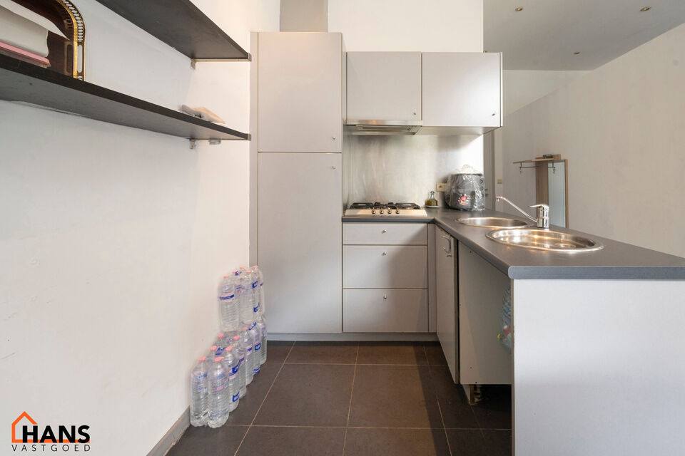 Leefruimte; ingebouwde kast; open kitchenette met aansluitende eethoek; badkamer met douche, wastafel in meubel en toilet; slaapkamer en berging.  Er kan gebruik gemaakt worden van de naastliggende fietsenberging.

Geen gemeenschappelijke kosten.
Beschikb