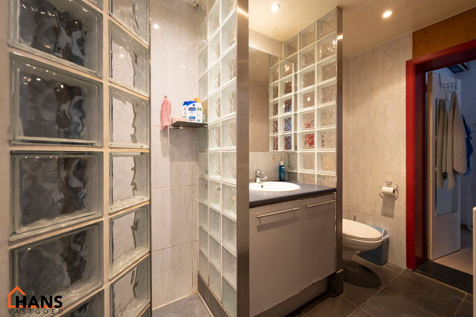 Leefruimte; ingebouwde kast; open kitchenette met aansluitende eethoek; badkamer met douche, wastafel in meubel en toilet; slaapkamer en berging.  Er kan gebruik gemaakt worden van de naastliggende fietsenberging.

Geen gemeenschappelijke kosten.
Beschikb
