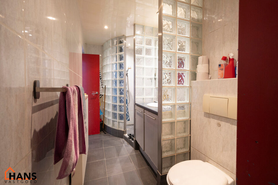 Leefruimte; ingebouwde kast; open kitchenette met aansluitende eethoek; badkamer met douche, wastafel in meubel en toilet; slaapkamer en berging.  Er kan gebruik gemaakt worden van de naastliggende fietsenberging.

Geen gemeenschappelijke kosten.
Beschikb