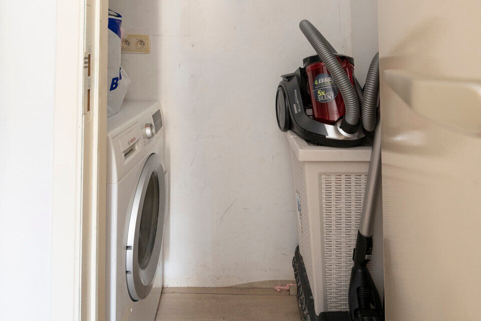 Leefruimte; ingebouwde kast; open kitchenette met aansluitende eethoek; badkamer met douche, wastafel in meubel en toilet; slaapkamer en berging.  Er kan gebruik gemaakt worden van de naastliggende fietsenberging.

Geen gemeenschappelijke kosten.
Beschikb