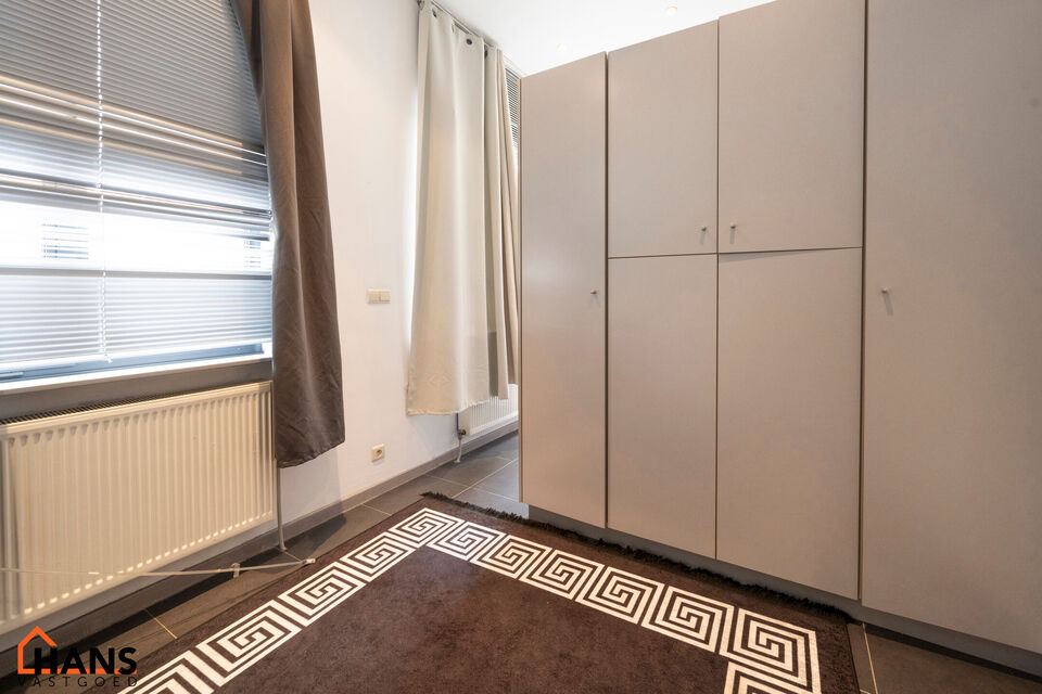 Leefruimte; ingebouwde kast; open kitchenette met aansluitende eethoek; badkamer met douche, wastafel in meubel en toilet; slaapkamer en berging.  Er kan gebruik gemaakt worden van de naastliggende fietsenberging.

Geen gemeenschappelijke kosten.
Beschikb