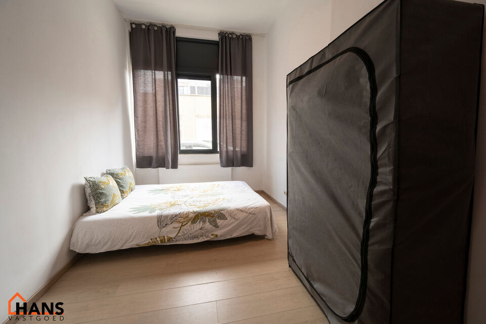 Leefruimte; ingebouwde kast; open kitchenette met aansluitende eethoek; badkamer met douche, wastafel in meubel en toilet; slaapkamer en berging.  Er kan gebruik gemaakt worden van de naastliggende fietsenberging.

Geen gemeenschappelijke kosten.
Beschikb