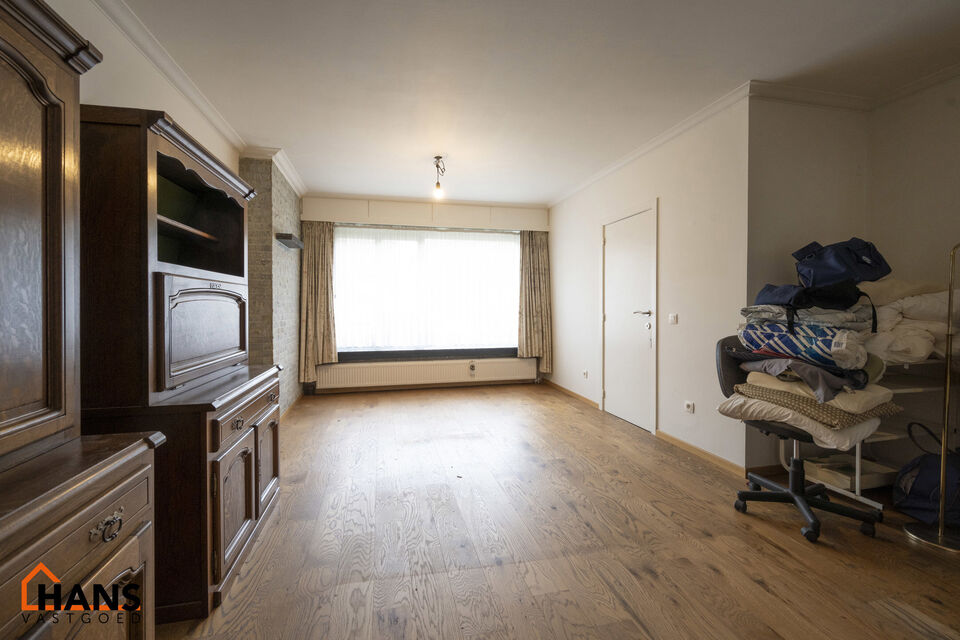 Inkomhal; apart toilet; leefruimte; keuken met kasten, spoelbakken, kookplaat, dampkap en ruimte voor een eigen vaatwasser en koelkast; badkamer met inloopdouche; wastafel in meubel; spiegelkast, handdoekdroger en ruimte voor wasmachine/droogkast; 2 slaap