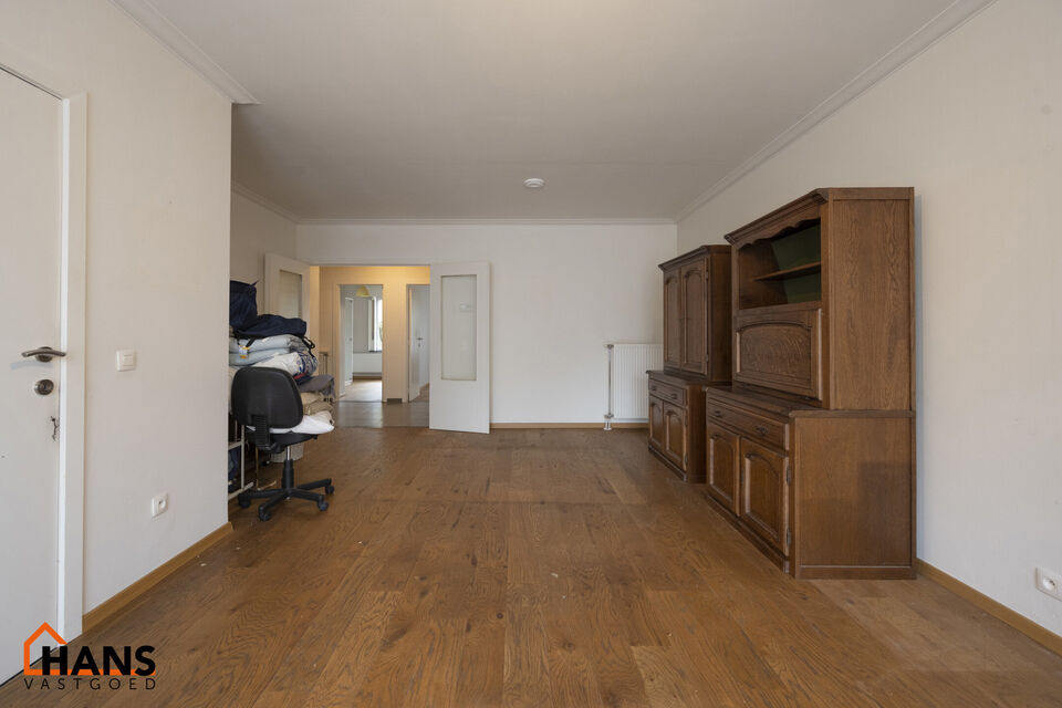 Inkomhal; apart toilet; leefruimte; keuken met kasten, spoelbakken, kookplaat, dampkap en ruimte voor een eigen vaatwasser en koelkast; badkamer met inloopdouche; wastafel in meubel; spiegelkast, handdoekdroger en ruimte voor wasmachine/droogkast; 2 slaap