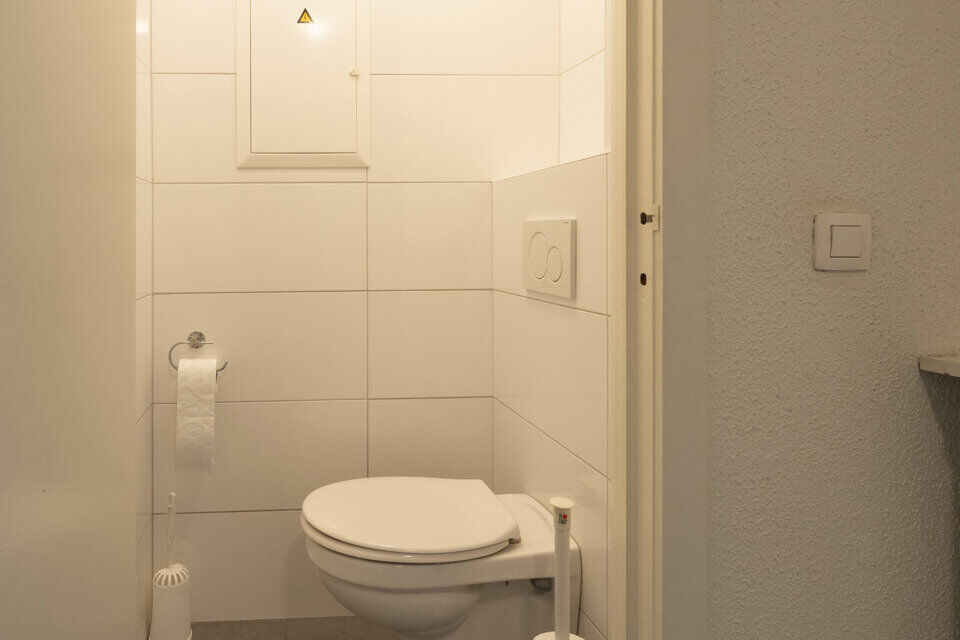 Inkomhal; apart toilet; leefruimte; keuken met kasten, spoelbakken, kookplaat, dampkap en ruimte voor een eigen vaatwasser en koelkast; badkamer met inloopdouche; wastafel in meubel; spiegelkast, handdoekdroger en ruimte voor wasmachine/droogkast; 2 slaap