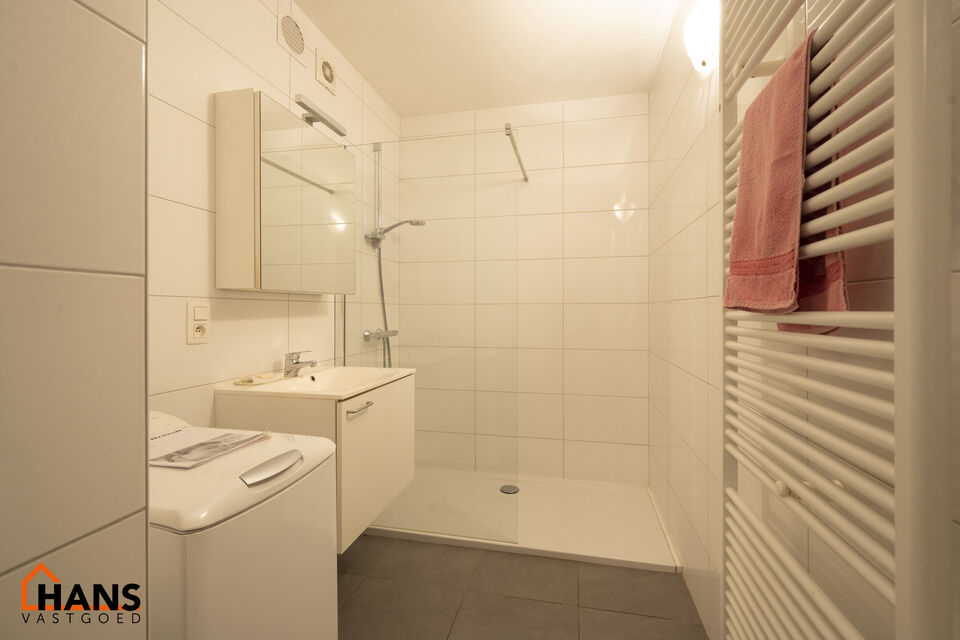 Inkomhal; apart toilet; leefruimte; keuken met kasten, spoelbakken, kookplaat, dampkap en ruimte voor een eigen vaatwasser en koelkast; badkamer met inloopdouche; wastafel in meubel; spiegelkast, handdoekdroger en ruimte voor wasmachine/droogkast; 2 slaap