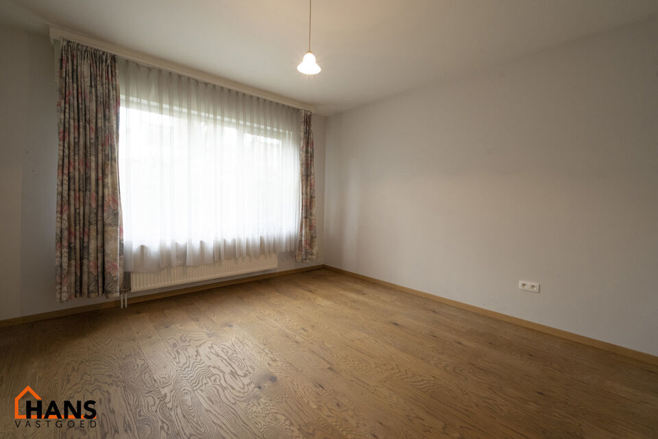 Inkomhal; apart toilet; leefruimte; keuken met kasten, spoelbakken, kookplaat, dampkap en ruimte voor een eigen vaatwasser en koelkast; badkamer met inloopdouche; wastafel in meubel; spiegelkast, handdoekdroger en ruimte voor wasmachine/droogkast; 2 slaap