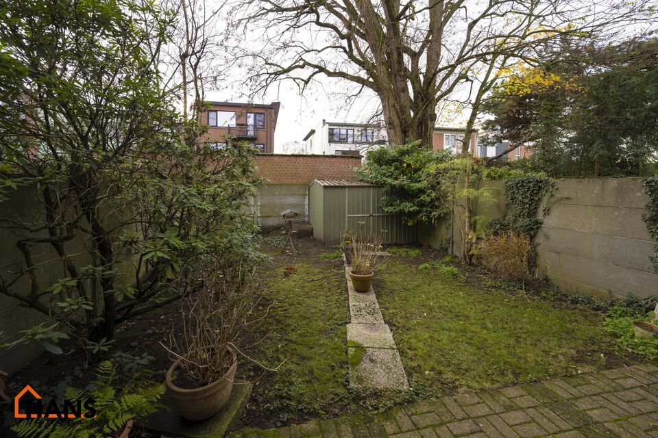 Inkomhal; apart toilet; leefruimte; keuken met kasten, spoelbakken, kookplaat, dampkap en ruimte voor een eigen vaatwasser en koelkast; badkamer met inloopdouche; wastafel in meubel; spiegelkast, handdoekdroger en ruimte voor wasmachine/droogkast; 2 slaap