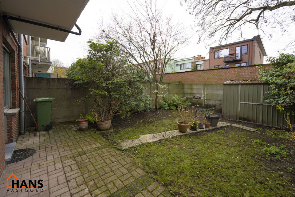 Inkomhal; apart toilet; leefruimte; keuken met kasten, spoelbakken, kookplaat, dampkap en ruimte voor een eigen vaatwasser en koelkast; badkamer met inloopdouche; wastafel in meubel; spiegelkast, handdoekdroger en ruimte voor wasmachine/droogkast; 2 slaap