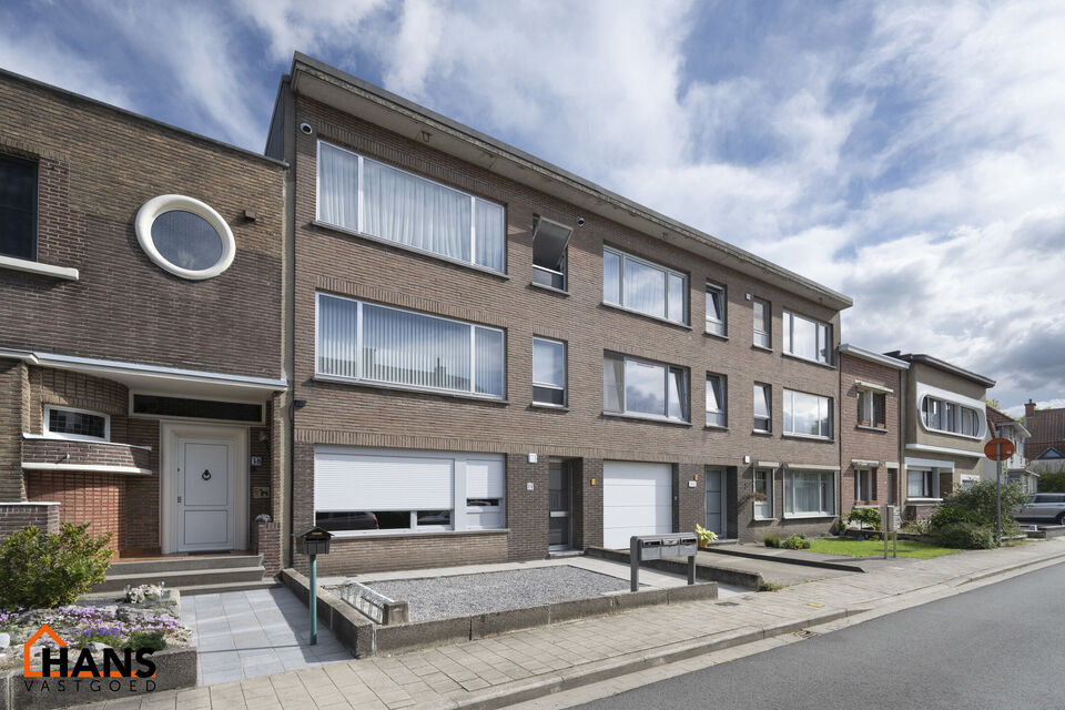 Inkomhal; leefruimte; keuken met kasten, spoelbakken, kookplaat, dampkap en ruimte voor een eigen vaatwasser en koelkast; badkamer met inloopdouche, wastafel in meubel, spiegelkast, toilet en handdoekdroger; 2 slaapkamers die beiden toegang verlenen naar 