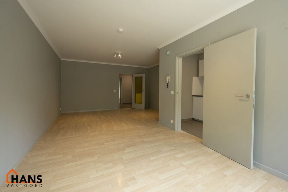 Inkomhal; leefruimte; keuken met kasten, spoelbakken, kookplaat, dampkap en ruimte voor een eigen vaatwasser en koelkast; badkamer met inloopdouche, wastafel in meubel, spiegelkast, toilet en handdoekdroger; 2 slaapkamers die beiden toegang verlenen naar 