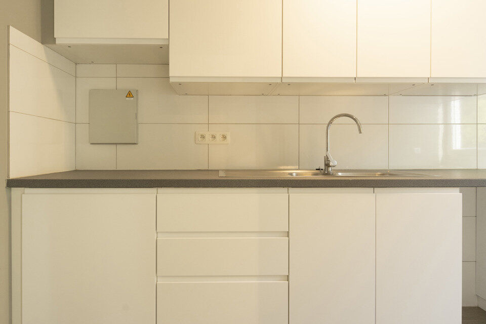 Inkomhal; leefruimte; keuken met kasten, spoelbakken, kookplaat, dampkap en ruimte voor een eigen vaatwasser en koelkast; badkamer met inloopdouche, wastafel in meubel, spiegelkast, toilet en handdoekdroger; 2 slaapkamers die beiden toegang verlenen naar 
