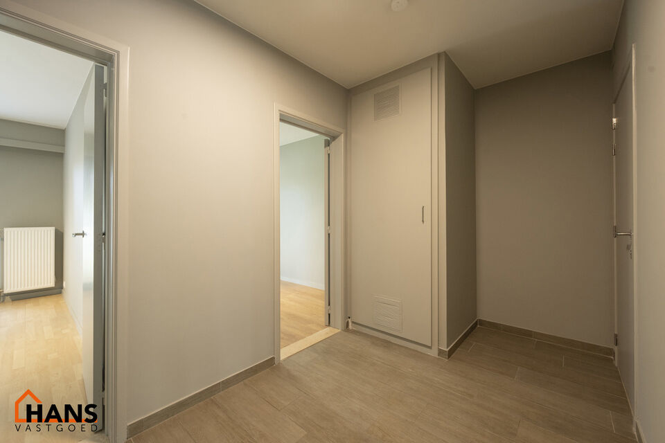 Inkomhal; leefruimte; keuken met kasten, spoelbakken, kookplaat, dampkap en ruimte voor een eigen vaatwasser en koelkast; badkamer met inloopdouche, wastafel in meubel, spiegelkast, toilet en handdoekdroger; 2 slaapkamers die beiden toegang verlenen naar 