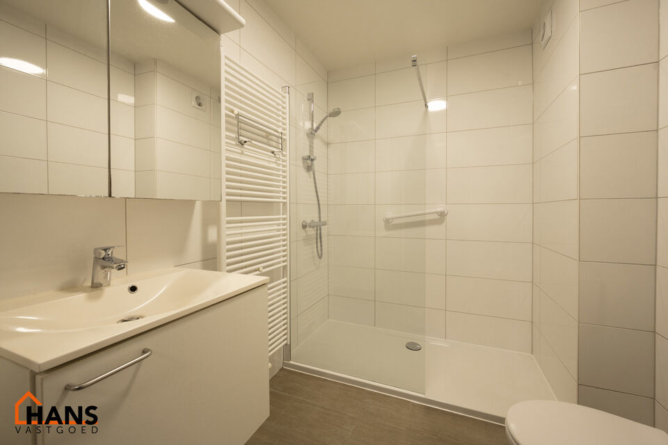 Inkomhal; leefruimte; keuken met kasten, spoelbakken, kookplaat, dampkap en ruimte voor een eigen vaatwasser en koelkast; badkamer met inloopdouche, wastafel in meubel, spiegelkast, toilet en handdoekdroger; 2 slaapkamers die beiden toegang verlenen naar 