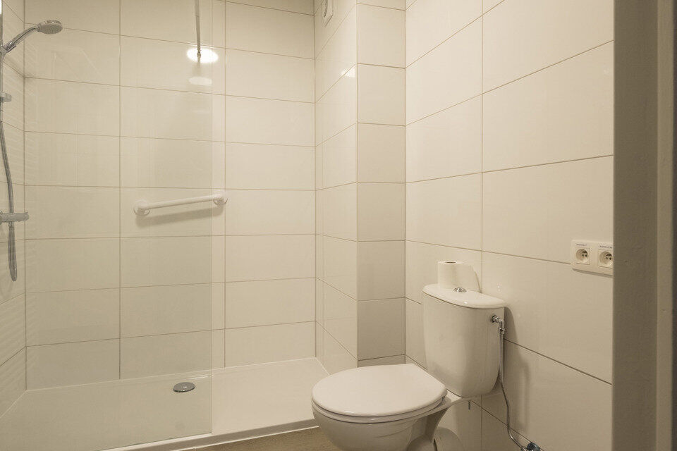 Inkomhal; leefruimte; keuken met kasten, spoelbakken, kookplaat, dampkap en ruimte voor een eigen vaatwasser en koelkast; badkamer met inloopdouche, wastafel in meubel, spiegelkast, toilet en handdoekdroger; 2 slaapkamers die beiden toegang verlenen naar 