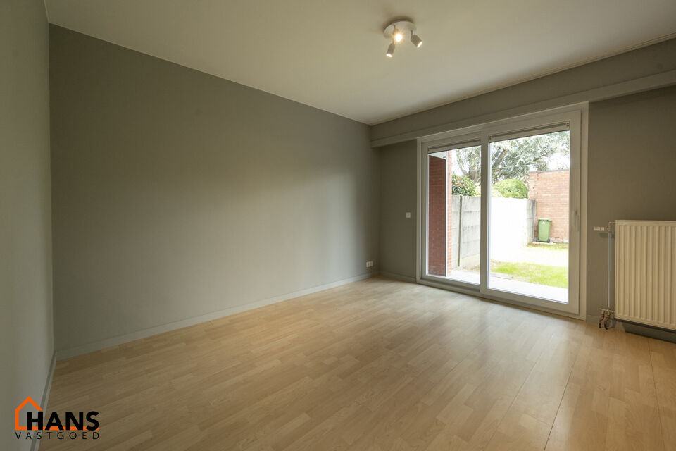 Inkomhal; leefruimte; keuken met kasten, spoelbakken, kookplaat, dampkap en ruimte voor een eigen vaatwasser en koelkast; badkamer met inloopdouche, wastafel in meubel, spiegelkast, toilet en handdoekdroger; 2 slaapkamers die beiden toegang verlenen naar 