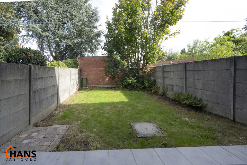 Inkomhal; leefruimte; keuken met kasten, spoelbakken, kookplaat, dampkap en ruimte voor een eigen vaatwasser en koelkast; badkamer met inloopdouche, wastafel in meubel, spiegelkast, toilet en handdoekdroger; 2 slaapkamers die beiden toegang verlenen naar 