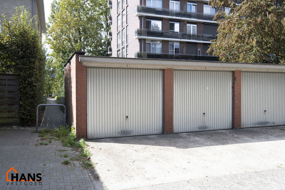 Dit goed gelegen en deels gerenoveerd gelijkvloers appartement bevindt zich in een doodlopende straat.

Indeling:
Inkomhal met vestiairekast; apart toilet; ingerichte badkamer met ligbad, wastafel, spiegelkast, kastje en aansluiting voor wasmachine/droogk